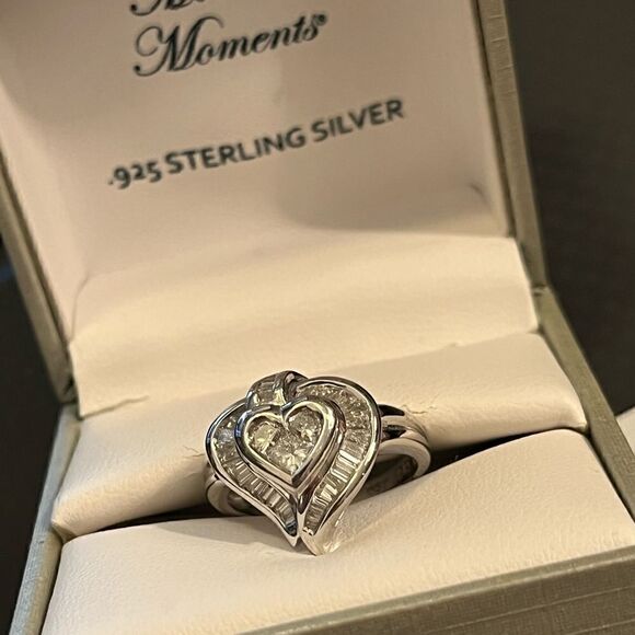 Genuine 18kt white gold heart baguette diamond ring size 6.5 - Picture 2 of 10